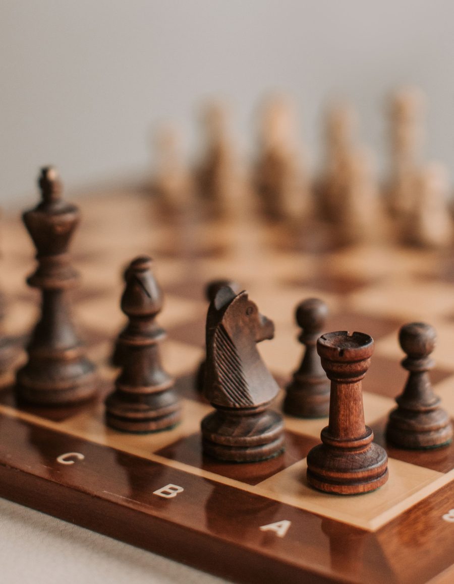 Scacchiera in legno con i pezzi disposti a inizio partita