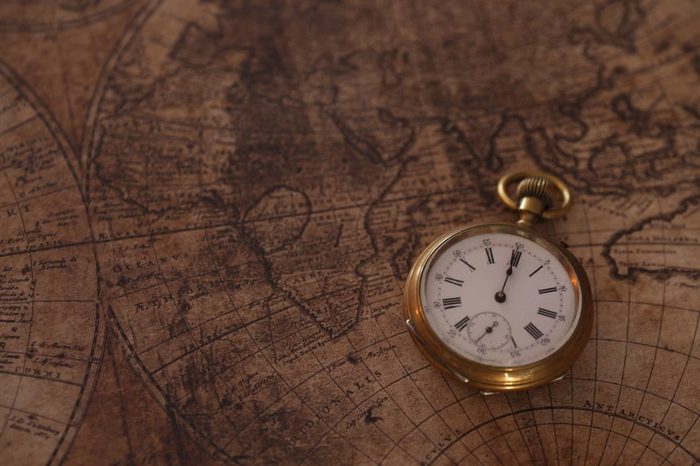 Orologio da tasca antico su una mappa d'epoca
